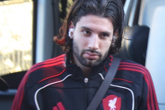 Szoboszlai Dominik megérkezik a Craven Cottage-hoz a Fulham–Liverpool előtt