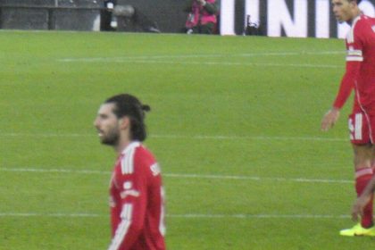 Szoboszlai Dominik, Virgil van Dijk és Ryan Gravenberch a Fulham–Liverpool mérkőzésen