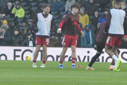 Liverpool-játékosok bemelegítése a Fulham elleni mérkőzés előtt