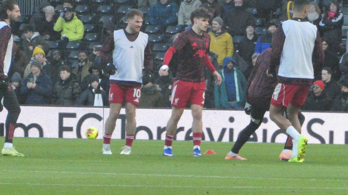 Liverpool-játékosok bemelegítése a Fulham elleni mérkőzés előtt