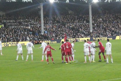 A Liverpool szabadrúgáshoz készül a Fulham elleni mérkőzésen