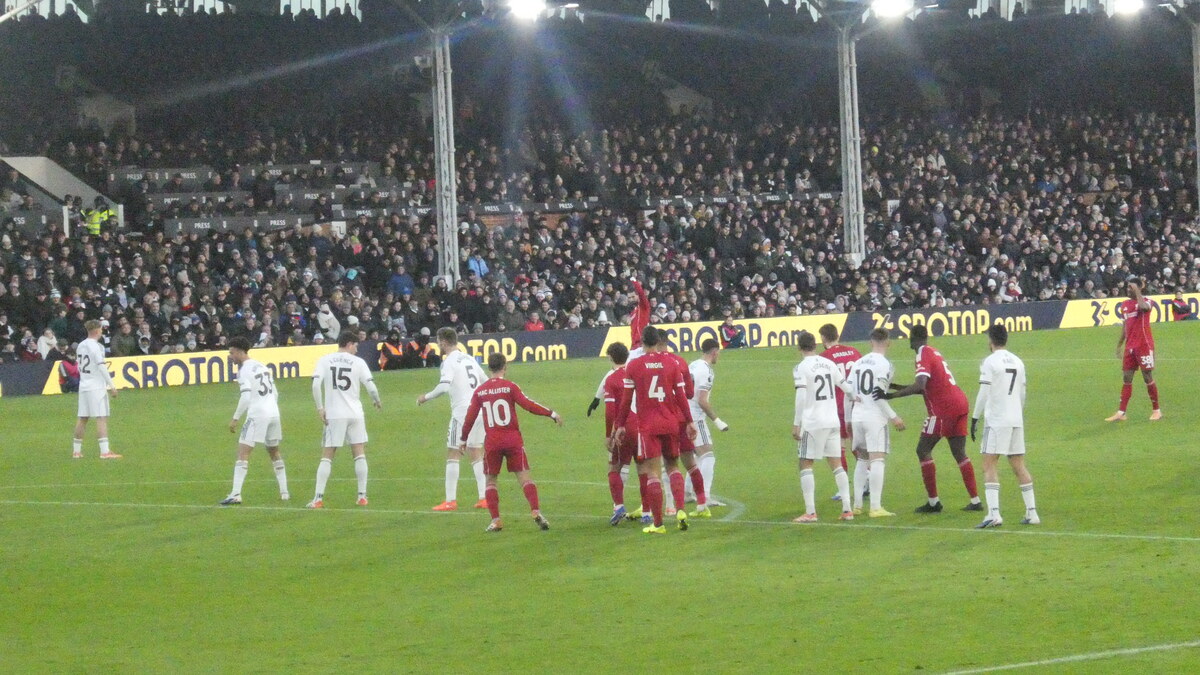 A Liverpool szabadrúgáshoz készül a Fulham elleni mérkőzésen