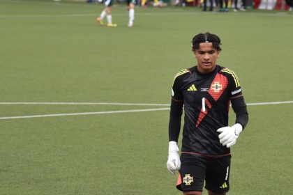 Pierce Charles, az északír válogatott kapusa a pályán az U19-es Európa-bajnokságon