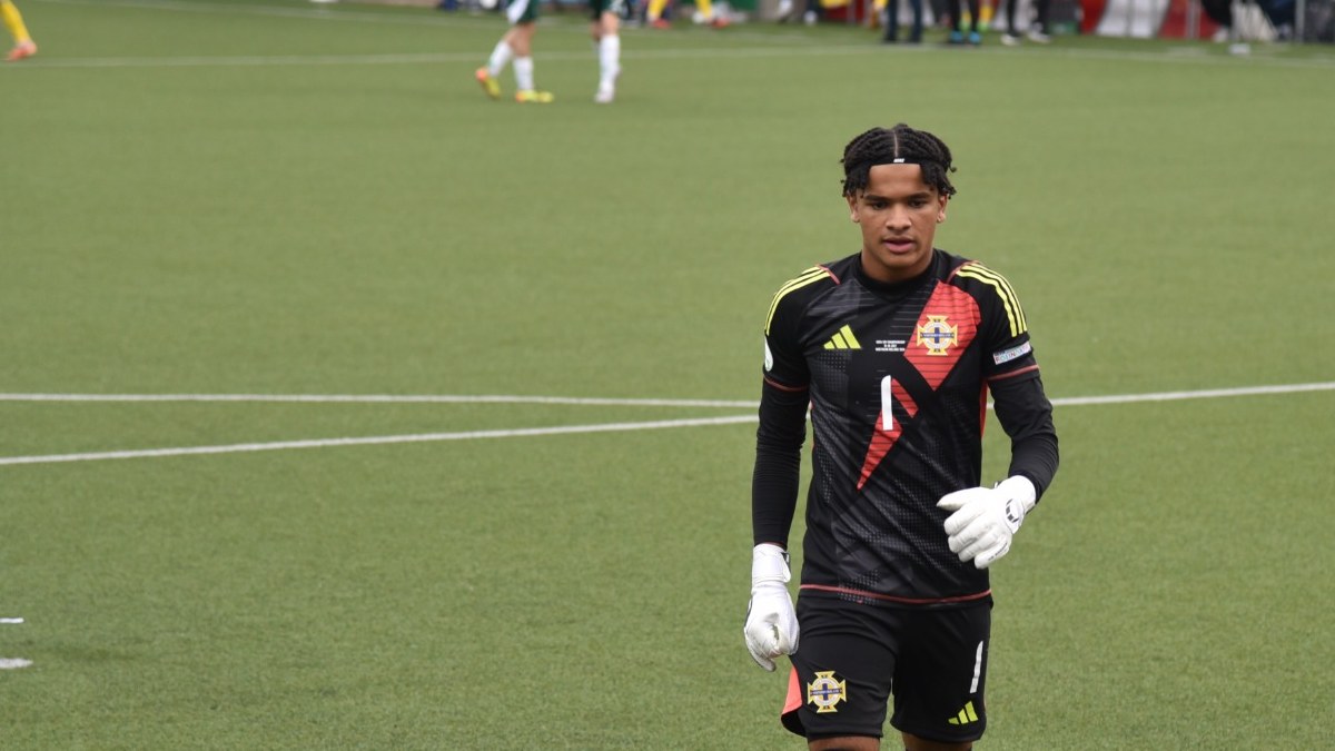 Pierce Charles, az északír válogatott kapusa a pályán az U19-es Európa-bajnokságon