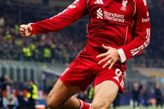 Szoboszlai Dominik a Liverpool mezében büntetőt lő az Internazionale ellen