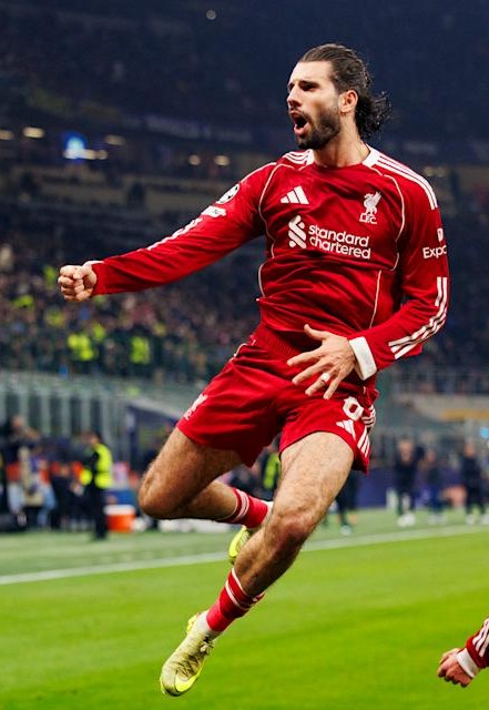 Szoboszlai Dominik a Liverpool mezében büntetőt lő az Internazionale ellen