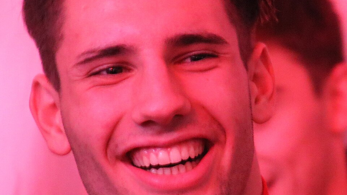 Szoboszlai Dominik mosolyog a salzburgi szurkolói karácsonyi ünnepségen, 2019-ben.