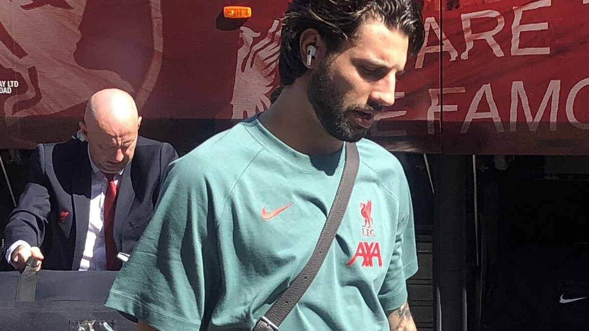 Szoboszlai Dominik a Liverpool csapatbuszánál a 2025. április 6-i Fulham–Liverpool mérkőzés előtt.